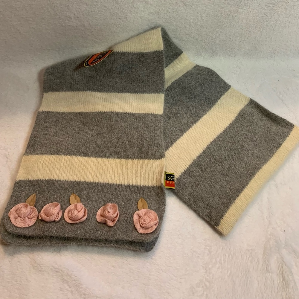 SCALA PRONTO ladies gray striped vintage scarf with rose embellishments NWT